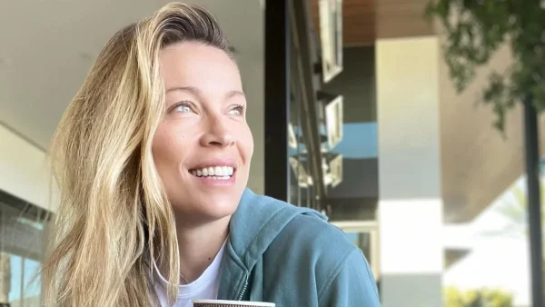 Η πραγματική αλήθεια - Αρετουσάριστη φωτογραφία της Μαριέττας Χρουσαλά με μαγιό