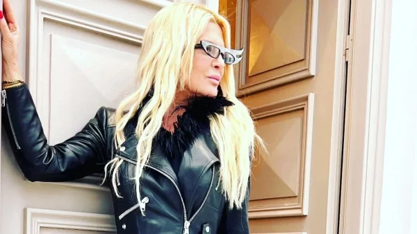 Με ροζ τούλινο φόρεμα και μαύρες δερμάτινες μπότες - Τα "έσπασε" σε βραδινή έξοδο η Μαρίνα Πατούλη