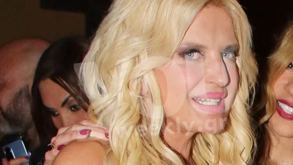 Εντυπωσιακή με λαμέ μπότες στα στενά της Μυκόνου η Μαρίνα Πατούλη - Την κοιτούσε όλο το νησί