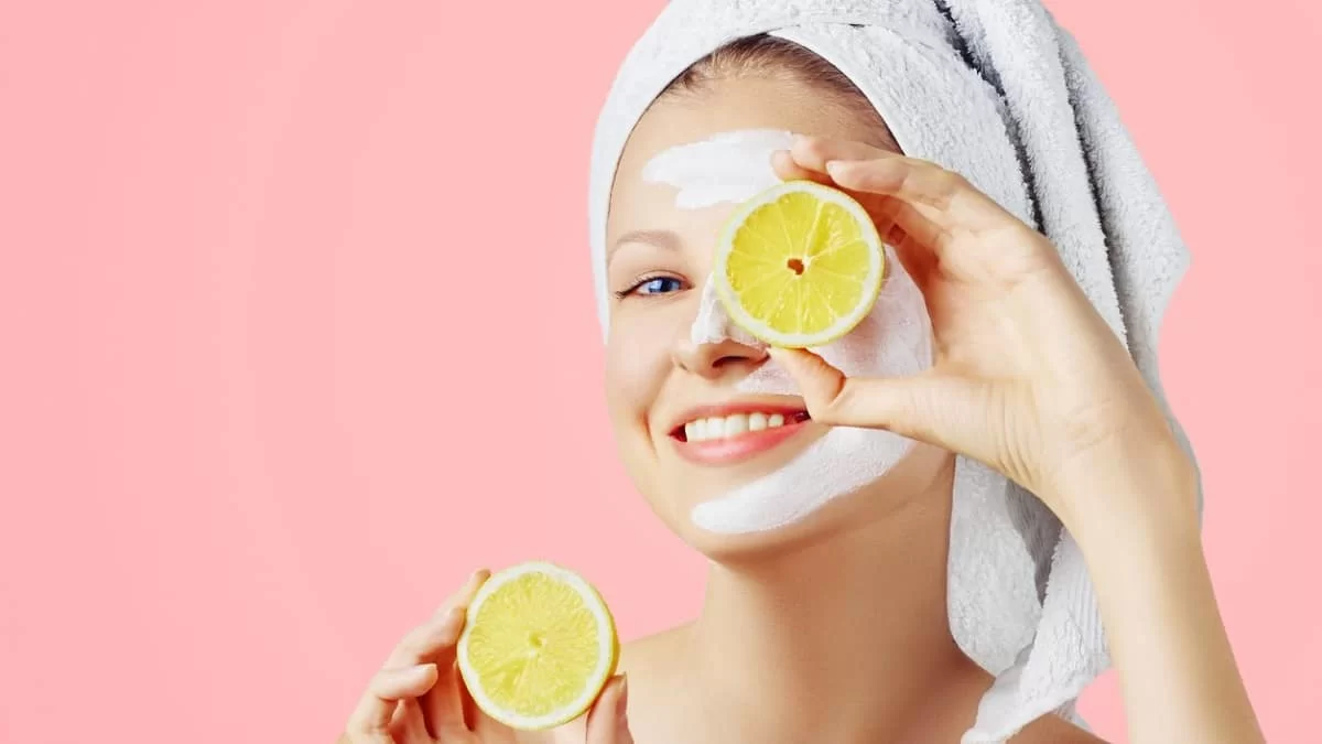 Με λεμόνι και γιαούρτι η σπιτική μάσκα που θα σε δείχνει 15 χρόνια μικρότερη - Είναι θαυματουργή