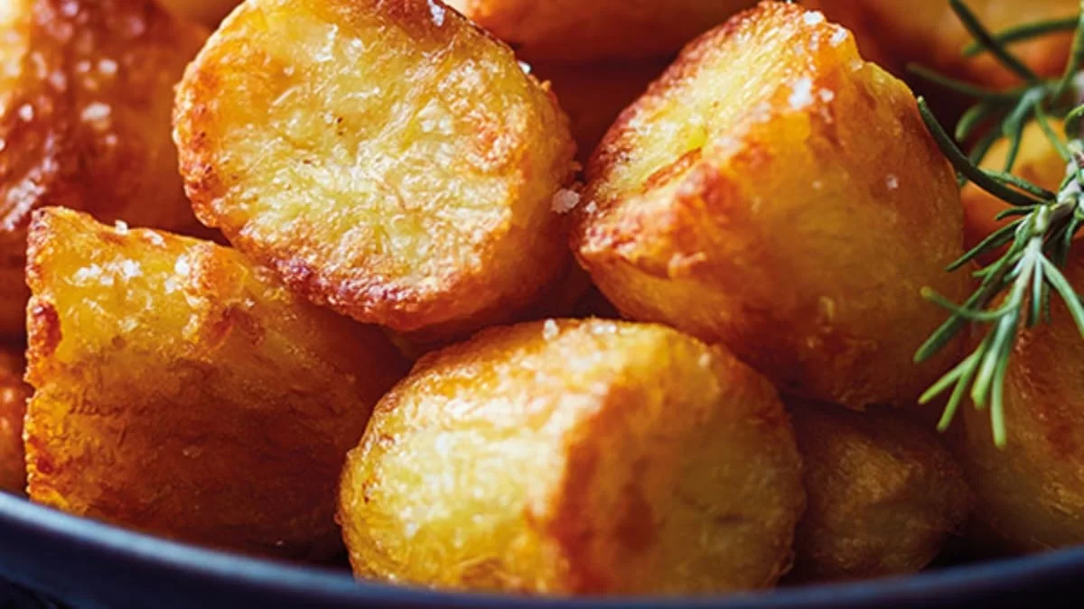 Θα μυρίσει όλο το σπίτι σας με τις μελωμένες πατάτες φούρνου - Είναι κατάλληλο για το οικογενειακό τραπέζι του Πάσχα