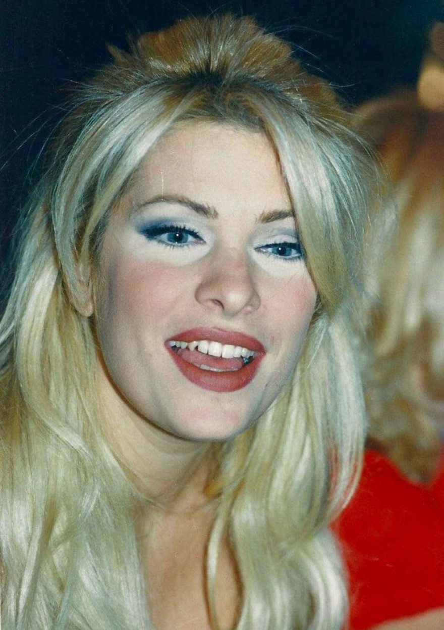 φωτογραφίες της Ελένης Μενεγάκη πριν φτιάξει την οδοντοστοιχία της