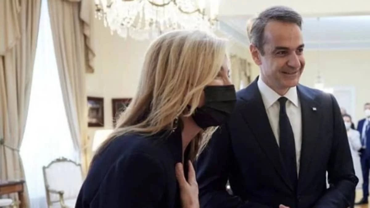 Με λιτό και απέριττο ντύσιμο στην Κρήτη - Οι δημόσιες ευχές του Κυριάκου Μητσοτάκη για το Πάσχα