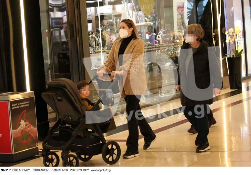 Η Ανίτα Μπραντ με τον γιο της