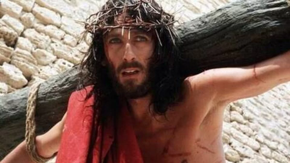 Παραμένει  άκρως γοητευτικός - Έτσι είναι σήμερα ο πρωταγωνιστής από την ταινία Ιησούς από τη Ναζαρέτ