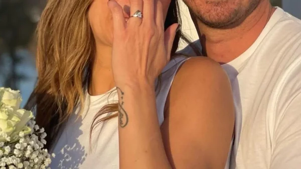 Επιτέλους! Παντρεύτηκε γνωστό ζευγάρι της ελληνικής showbiz - Η πρώτη φωτογραφία με το μονόπετρο στο χέρι