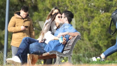 Νικήτας Νομικός και Άννα Πρέλεβιτς full in love - Τα τρυφερά φιλιά πάνω στο λιμάνι της Πάρου