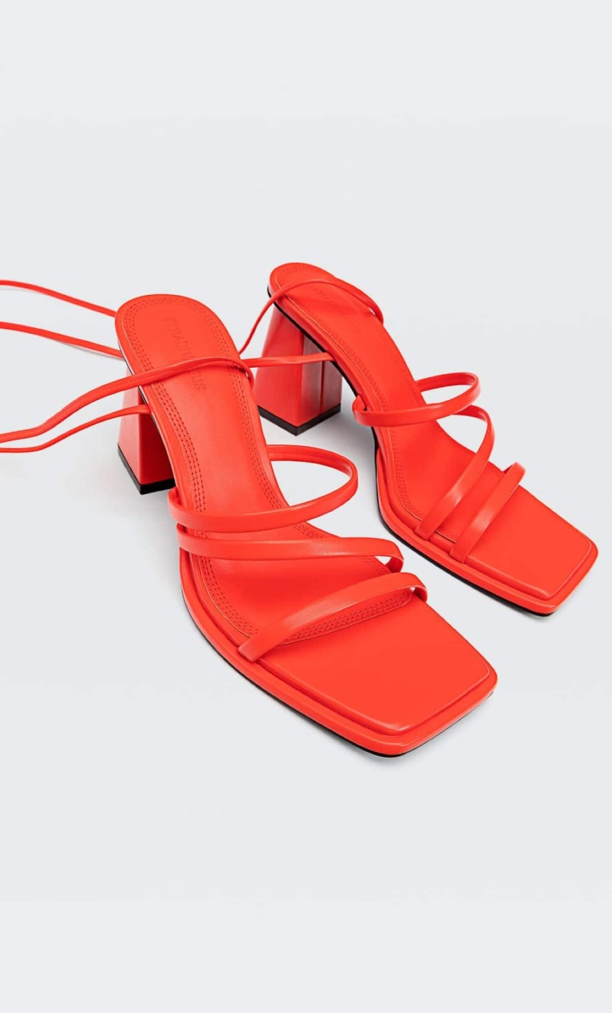 Κόκκινα πέδιλα από τα Stradivarius