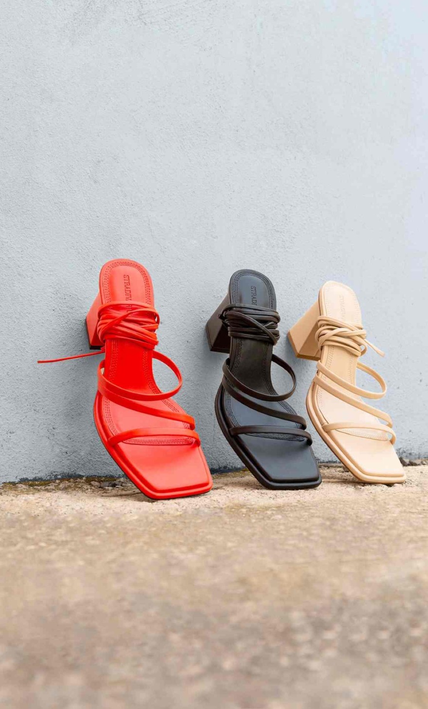 Πέδιλα με τακούνι από τα Stradivarius