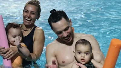 Ποζάρουν με τις κορούλες τους αγκαλιά - Η τρυφερή φωτογραφία της οικογένειας Πετρούνια στη Μύκονο