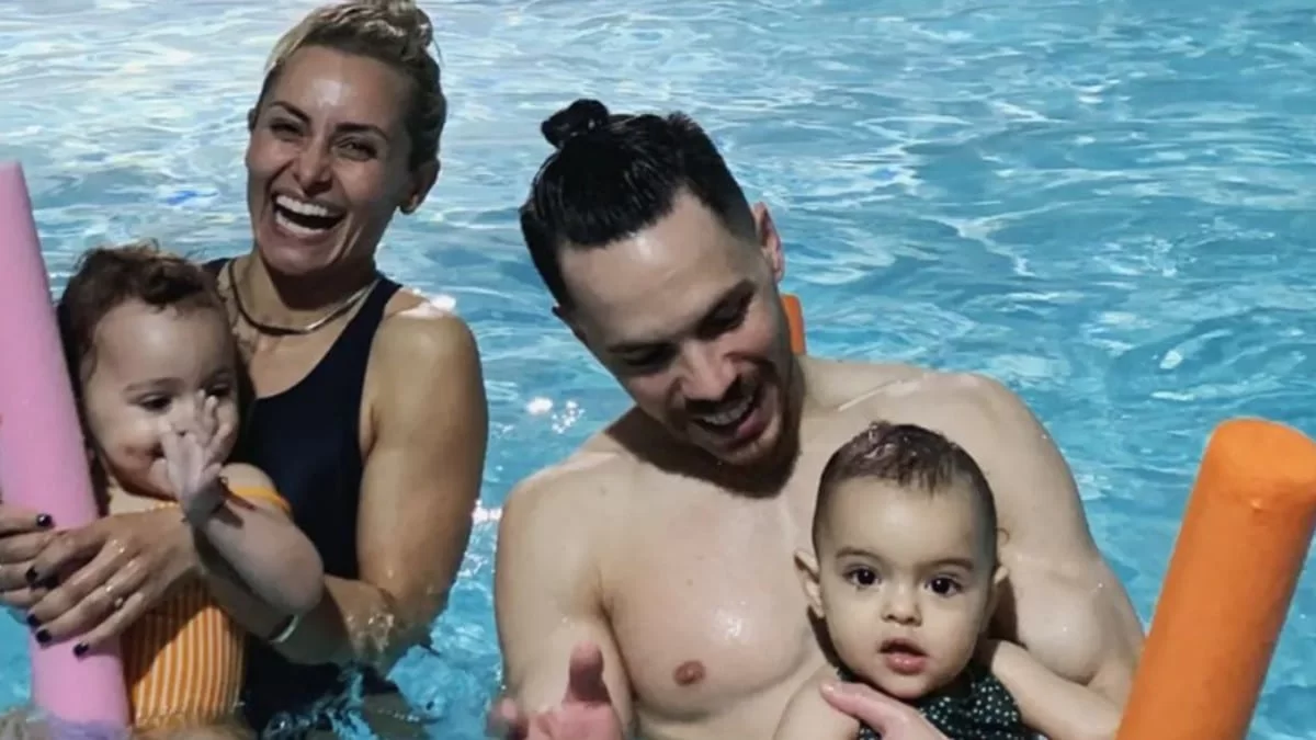 Ποζάρουν με τις κορούλες τους αγκαλιά - Η τρυφερή φωτογραφία της οικογένειας Πετρούνια στη Μύκονο