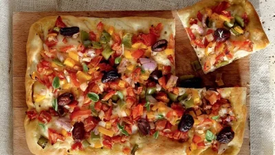 Ιδανική για τη Μεγάλη Εβδομάδα - Εύκολη και γρήγορη νηστίσιμη πίτσα από την Αργυρώ Μπαρμπαρίγου