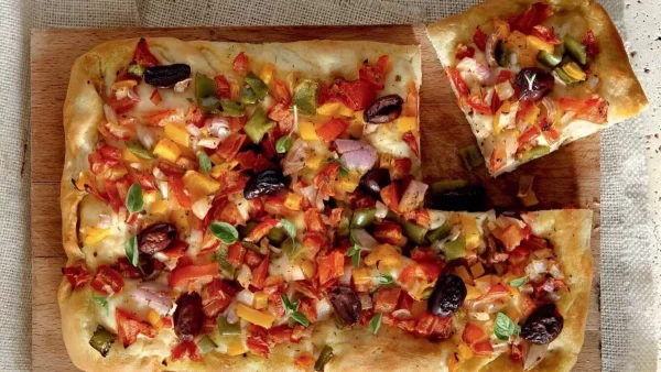 Ιδανική για τη Μεγάλη Εβδομάδα - Εύκολη και γρήγορη νηστίσιμη πίτσα από την Αργυρώ Μπαρμπαρίγου