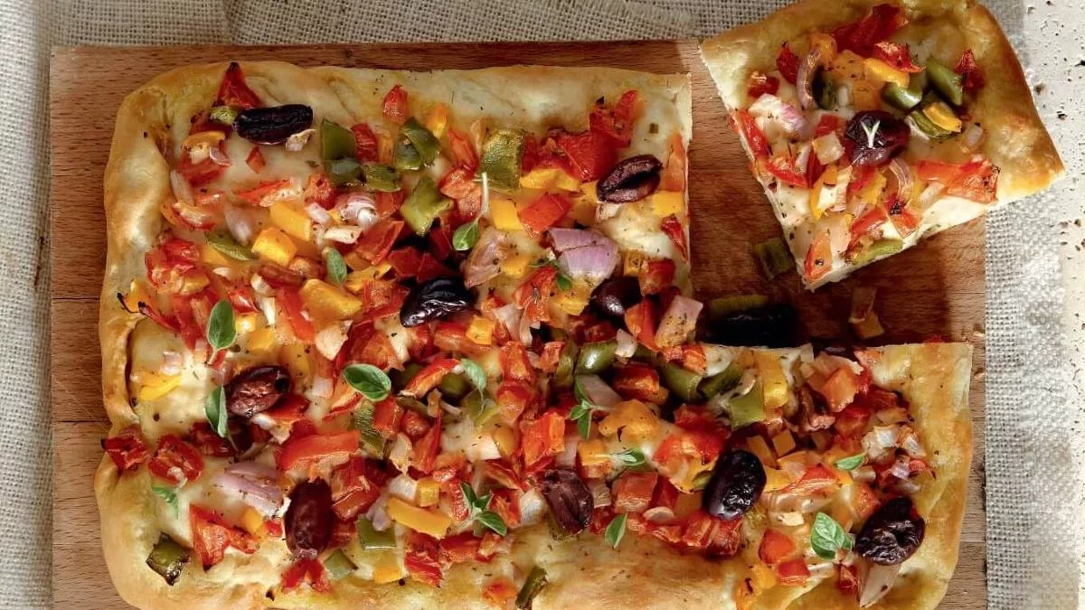 Ιδανική για τη Μεγάλη Εβδομάδα - Εύκολη και γρήγορη νηστίσιμη πίτσα από την Αργυρώ Μπαρμπαρίγου