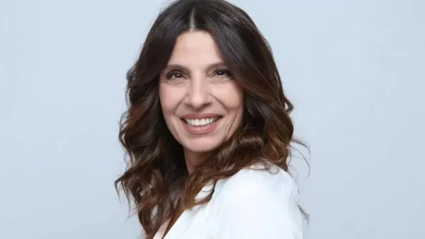 Δεν της φαίνεται καθόλου - Η Πόπη Τσαπανίδου αποκάλυψε την ηλικία της με μία φωτογραφία από τα 18 της