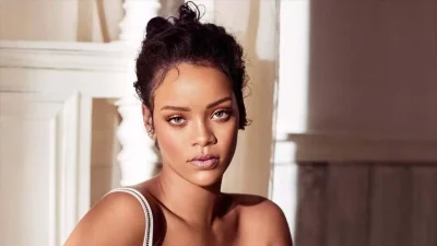 Σέξι με σούπερ μίνι φόρεμα στους δρόμους του Λος Άντζελες η Rihanna