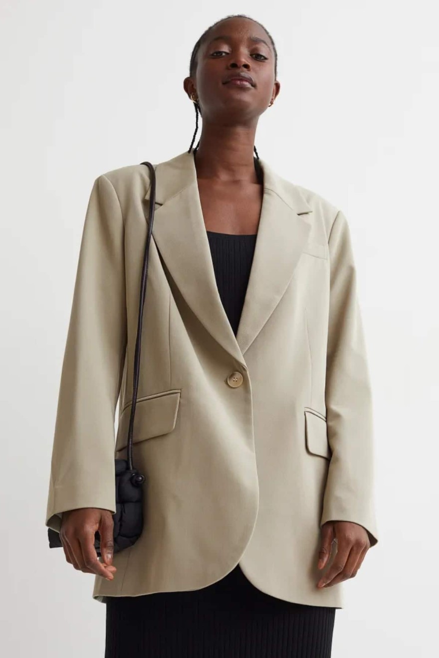 Το μπεζ σακάκι που πρέπει να έχεις 