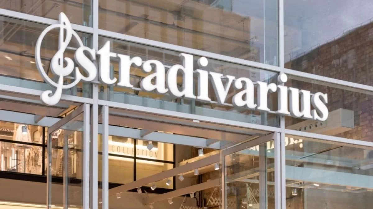 Τα πέδιλα με τακούνι και πλατφόρμα από τα Stradivarius θα σε κάνουν να φαίνεσαι πιο καυτή από ποτέ