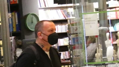Σπάνια εμφάνιση του Δημήτρη Σκαρμούτσου με την σύζυγό του σε γνωστό εμπορικό κέντρο
