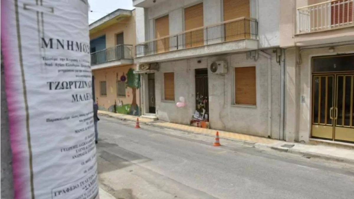 Τραγωδία Πάτρα: Ραγίζει καρδιές το σκίτσο έξω από το σπίτι της Ρούλας και του Μάνου