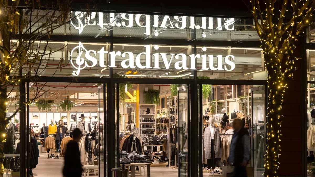 Έπεσε στα 12 ευρώ η πιο περιζήτητη τσάντα από τα Stradivarius - Είναι μικρή αλλά χωράει τα πάντα