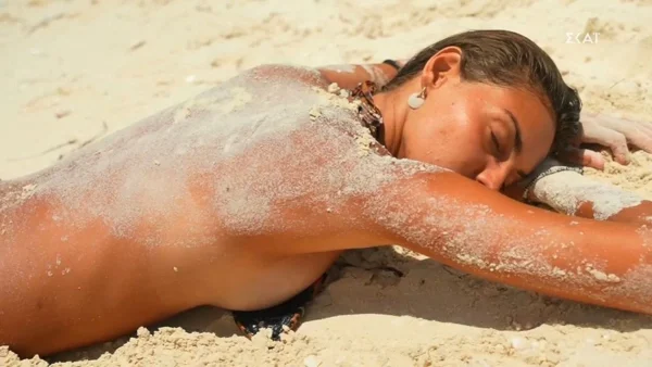 Χαϊδεύονταν στην παραλία - Το αρκετά προκλητικό πλάνο που προβλήθηκε στο χθεσινό 11/4 επεισόδιο του Survivor 5