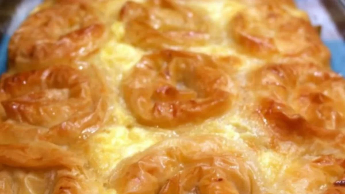 Πεντανόστιμη συνταγή: Εύκολη πολίτικη τυρόπιτα από την Βέφα Αλεξιάδου