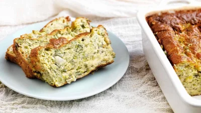 Πανεύκολη πασχαλινή τυρόπιτα χωρίς φύλλο - Με κολοκυθάκια και λίγο ελαιόλαδο