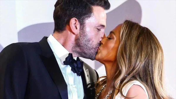 Αρραβωνιάστηκε η Τζένιφερ Λόπεζ με τον Μπεν Άφλεκ; - Το υπέρλαμπρο μονόπετρο που "βγάζει μάτι"