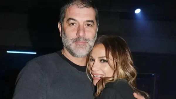 Την αποθέωσε στην πίστα - Η φωτογραφία του Βασίλη Μπισμπίκη και της Δέσποινας Βανδή από τα μπουζούκια