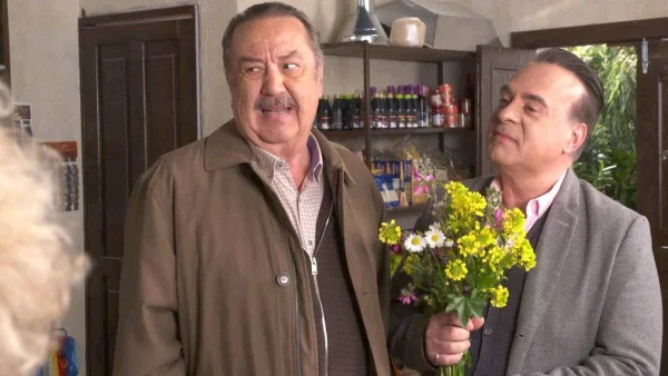 Χαιρέτα μου τον πλάτανο: Η Τούλα και ο παππάς ως ζευγαράκι της Αγίας Παρασκευής - Η αμνησία του Κανέλου καλά κρατεί