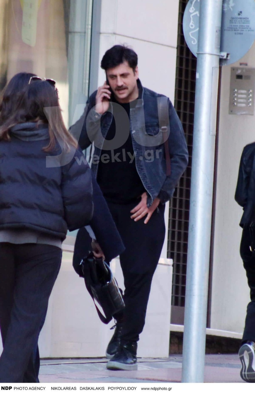 Μοναχική βόλτα στο κέντρο της Αθήνας - Με casual look ο Γιώργος Χρυσοστόμου