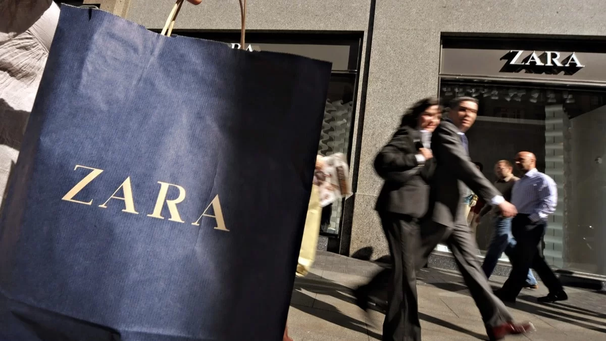 Zara: Συγκλονιστικό φόρεμα για το Σάββατο της Ανάστασης με μόνο 40 ευρώ