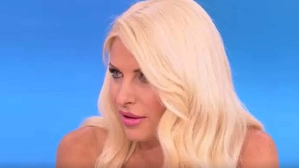 Τα είπε "έξω από τα δόντια" η Μενεγάκη για το περιστατικό με τη Μπόμπα - «Μια μαμά πρέπει να φοράει στολή ή να απολογείται;!»