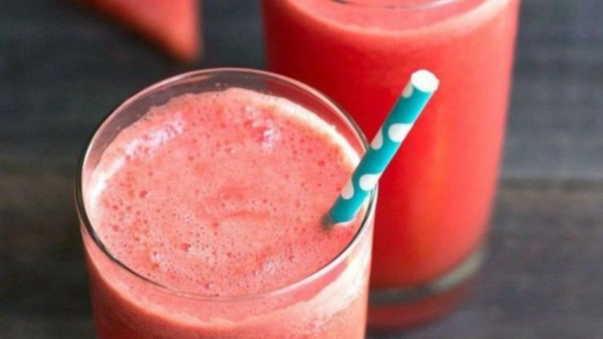 Σπιτικό αδυνατιστικό ρόφημα με καρπούζι και λεμόνι