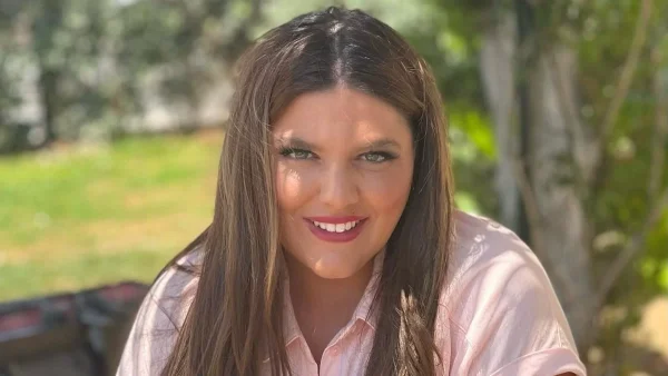 Αρετουσάριστη με κόκκινο ολόσωμο μαγιό - «Σούσουρο» με τη φωτογραφία της Δανάης Μπάρκα