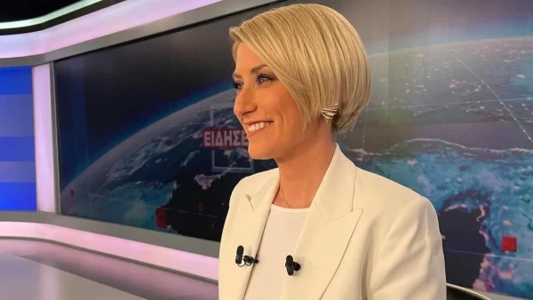 Άβαφη με αθλητικά και τζιν η Σία Κοσιώνη στο γήπεδο - Η σπάνια εμφάνιση με τον Κώστα Μπακογιάννη