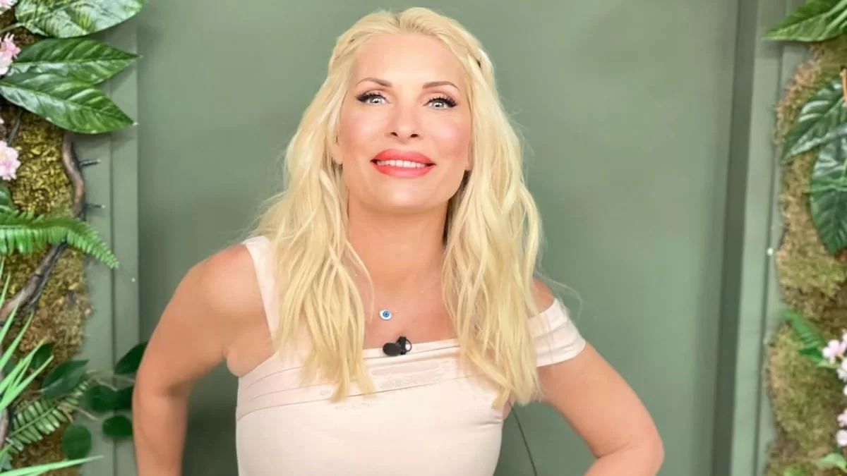 Άβαφη και με άφτιαχτο μαλλί - Η φωτογραφία της Ελένης Μενεγάκη από τον κήπο του σπιτιού της