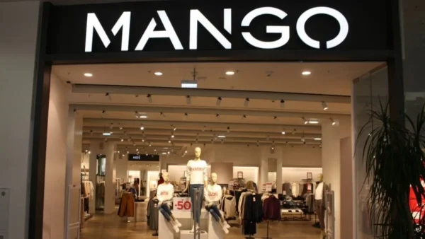 Έχει ξετρελάνει όλες τις γυναίκες το φόρεμα λινό με τιράντες από τα Mango