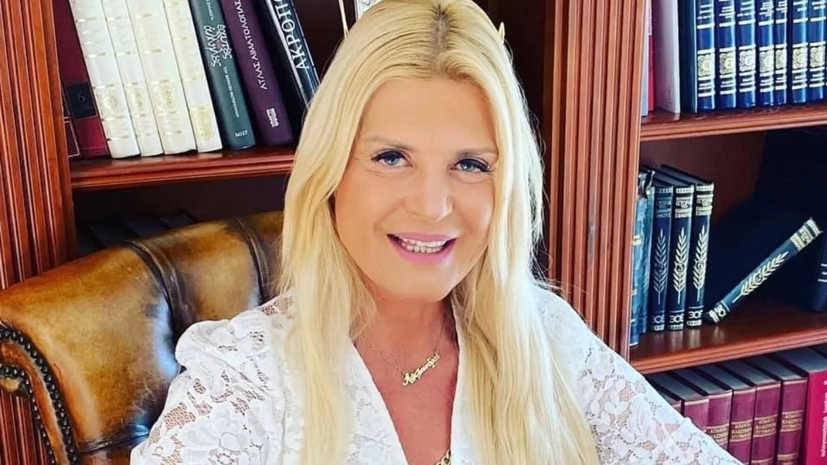 Με ροζ κολάν και τοπ με ανοίγματα - Αναστάτωσε την Μύκονο η Μαρίνα Πατούλη