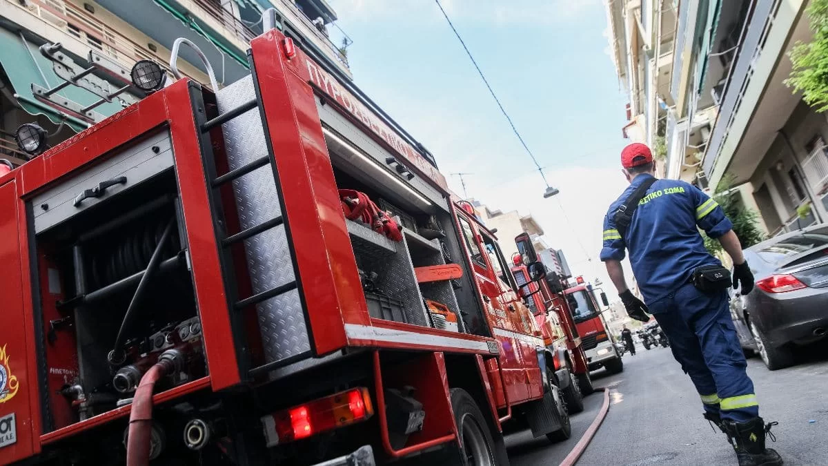 Πολύ μεγάλη φωτιά στο Π.Φάληρο - Ανασύρθηκε γυναίκα χωρίς τις αισθήσεις της