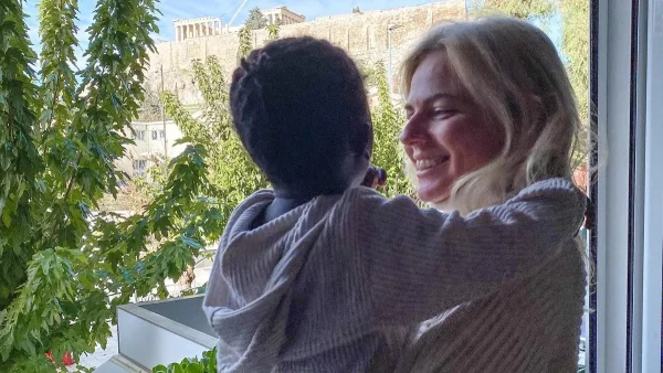 «Είχα δύο ατυχείς εγκυμοσύνες...» - Η Χριστίνα Κοντοβά μίλησε ανοιχτά πρώτη φορά για την υιοθεσία της Ada