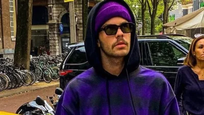 Έχει τεράστιο παράθυρο και είναι γεμάτο με φωτογραφίες - Στιγμιότυπα από το μοντέρνο δωμάτιο του Άγγελου Λάτσιου