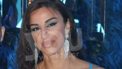 Δεν άφησε τίποτα στην φαντασία - Στα μπουζούκια με στενό γαλάζιο φόρεμα η Αθηνά Ευμορφιάδη