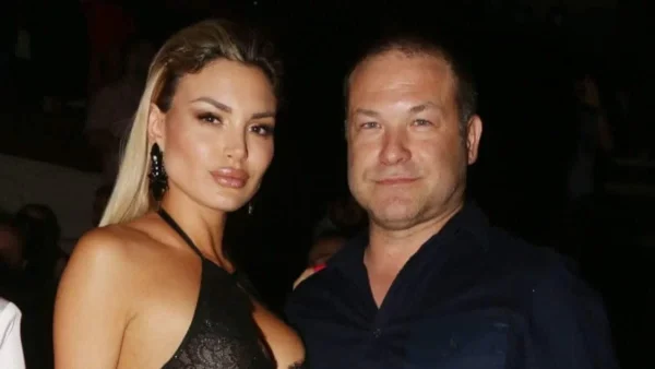 Με βαθύ ντεκολτέ το νυφικό και τιάρα στα μαλλιά η Αλεξάνδρα - Ο παραμυθένιος γάμος Παναγιώταρου και Γιαννόπουλου