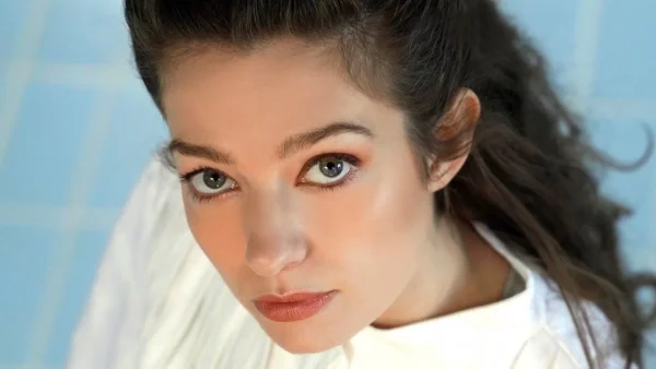 Mακριά μανίκια και έντονοι ώμοι - Η εντυπωσιακή εμφάνιση της Αμάντας Γεωργιάδη για τη Eurovision 2022