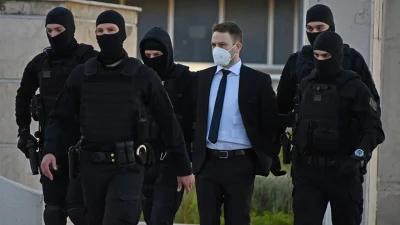 Γλυκά Νερά: Στέλνουν ερωτικά γράμματα στον Μπάμπη Αναγνωστόπουλο