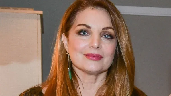 Γεμάτο λουλούδια και πίνακες - Βγαλμένο από περιοδικό το σπίτι της Άντζελας Γκερέκου