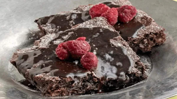 Αθώα αμαρτία - Σοκολατόπιτα χωρίς ζάχαρη και γλουτένη με φουντούκια, καρύδια και...