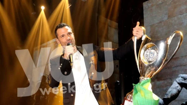 Με 9 τούρτες εμφανίστηκαν επάνω στη σκηνή - Η απίστευτη έκπληξη για τα γενέθλια του Κωνσταντίνου Αργυρού